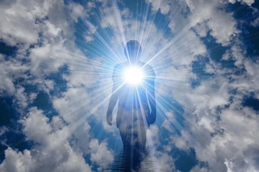 Ilustração de imagem de uma pessoa, tendo como paisagem o céu e o sol nascendo dentro da pessoa.