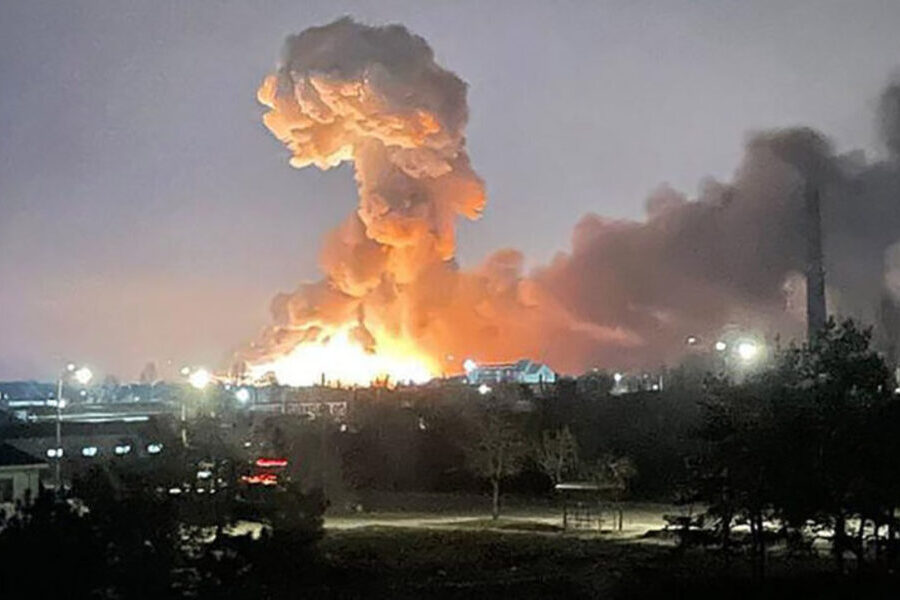 Bom explode no horizonte de uma cidade da Ucrânia, durante a invasão russa.