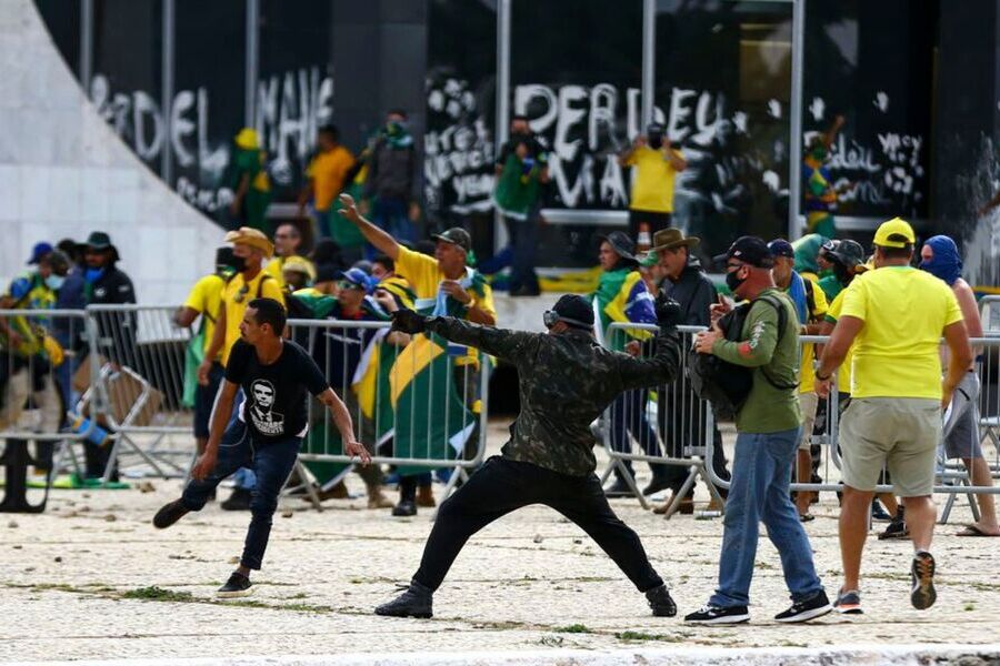 Terroristas atiram pedras contra vidraças do STF