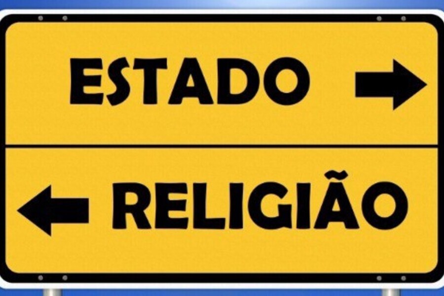 Placa com duas inscrições. A cima, a palavra "Estado" seguido de uma seta apontando para a direita. A baixo, a palavra "Religião" com uma seta apontando para a esquerda