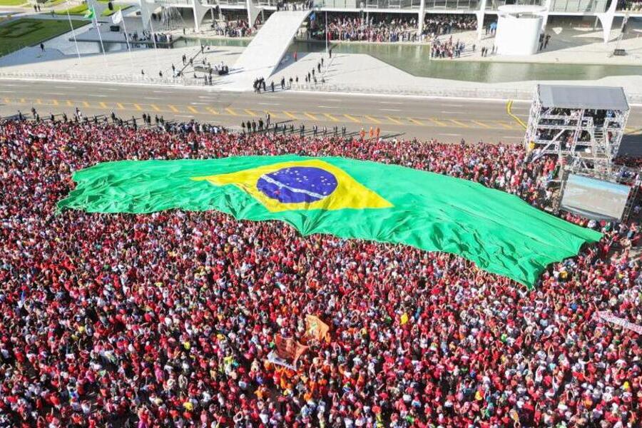 Lula assina decreto logo depois de tomar posse no Congresso