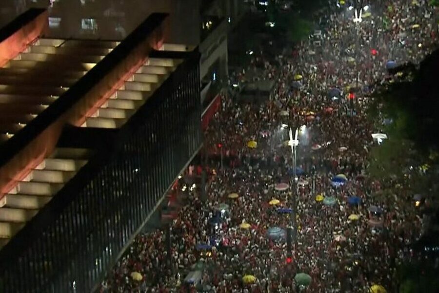 Foto aérea da Av. Paulista em que, pelo menos 1 milhão de pessoas aguardam Lula para falar depois de eleito