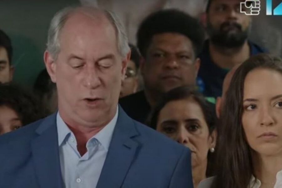 Foto da transmissão pelas redes sociais de Ciro Gomes fazendo pronunciamento à nação