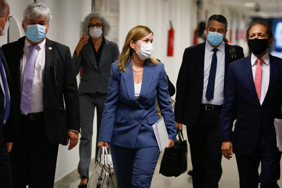 Foto de Mayara Pinheiro chegando no Senado para depor na CPI da Covid