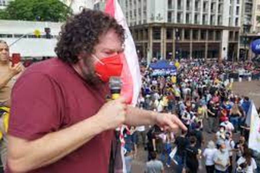 Foto do presidente do Sindsep, Sérgio Antiqueira, falando ao microfone, durante ato dos servidores públicos municipais