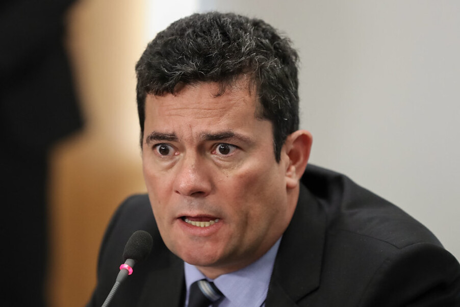 Foto de Sérgio Moro com os olhos arregalados ao falar ao microfone