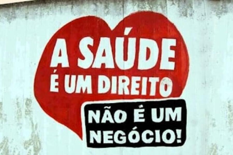 Ilustração em um muro deiz: "Saúde é um direito. Não um Negócio"