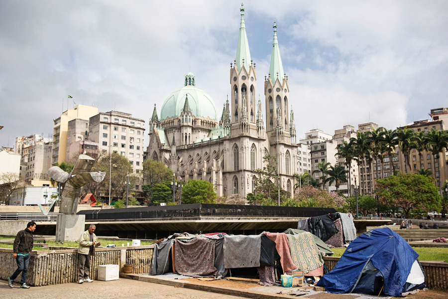 Foto da Praça da Sé ao fundo, com barracas instaladas na praça